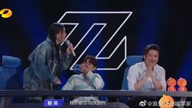 那英提「王菲」調侃，謝霆鋒傻笑到臉紅。（圖／浪里在逃嗑学家微博）