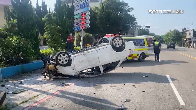醉男開車撞人行道圍欄翻覆　加油站旁起火