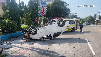 醉男開車撞人行道圍欄翻覆　加油站旁起火