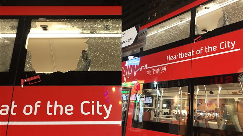 巴士裡DIY被發現　男打爆車窗跳車逃跑