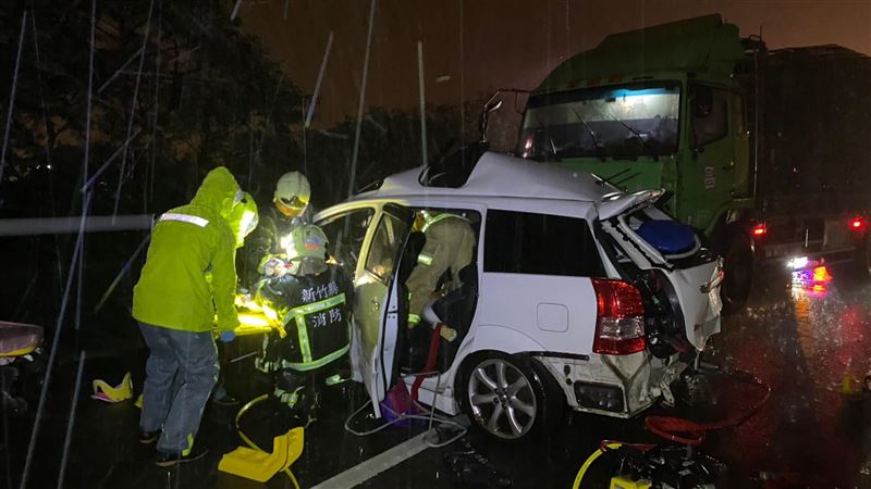 國1「大車撞小車」1男1女夾車上慘死