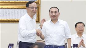 朱立倫、侯友宜握手盼團結勝選國民黨17日下午召開中常會，黨主席朱立倫（前左）宣布徵召新北市長侯友宜（前右）代表國民黨參選2024總統，兩人握手盼團結勝選。中央社記者謝佳璋攝  112年5月17日