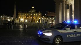 梵蒂岡傳槍響！男飆車闖聖城連過2崗哨。美聯社