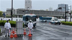 G7廣島峰會 日本廣島和平紀念資料館七大工業國集團（G7）領袖高峰會在日本廣島舉行，與會各國領袖19日參訪廣島和平紀念資料館（圖中大巴後方的建築）。中央社記者楊明珠廣島攝  112年5月19日