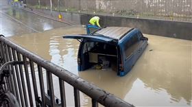 元培街,泡水車,淹水,地下道（圖／翻攝畫面）