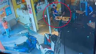 早餐吃一半「車撞進來」　最強爸爸神救援