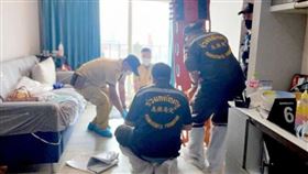 ▲警方趕抵現場後在屍體旁還發現一把2英呎（約60公分）長的鋸子。（圖／翻攝自推特）