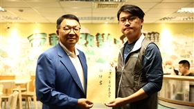 陳歐珀向民進黨中央遞交聲明書（圖／陳歐珀辦公室提供）