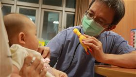 因應新冠肺炎病毒與腸病毒清消環境，黃禹銘醫師建議家長考慮用漂白水，發揮更全面的防護作用。（圖／台中慈院提供）

