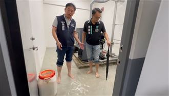 新竹棒球場淹水畫面曝　他：好像泳池玩水