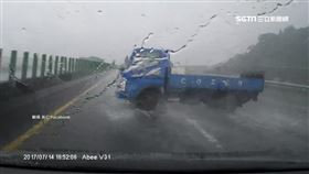 貨車遇雨疑水漂失控 後方駕駛美技閃過