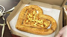 《三立新聞網》記者今日下午再度實際開箱比薩。（圖／記者簡浩正攝影）