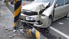 疑高血壓引頭暈  嘉縣8旬翁開車撞斷電桿嘉義縣陳姓老翁19日駕車行經中埔鄉司同公路，疑因高血壓引起頭暈，導致車輛偏離車道、直接撞斷對向電線桿，所幸陳姓老翁在送醫治療後已暫無大礙。（警方提供）中央社記者黃國芳傳真  112月5月19日