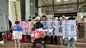 消防員工作權益促進協會抗議送水勤務（2）消防員工作權益促進協會19日在桃園市政府前舉行記者會，抗議市府在停水時，派消防車及消防員「送水」，是濫用救災資源。中央社記者葉臻攝  112年5月19日