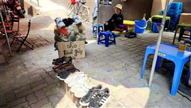 越南駐處周邊攤商出租布鞋給移工駐越南代表處外頭的小販出租布鞋給前往辦簽證的移工穿，每次收費5萬越南盾（約新台幣65元），有多種款式可以挑選。中央社記者陳家倫河內攝  112年5月19日