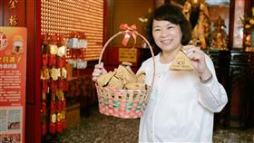 嘉市獨家　勇媽市長贈送考生高「粽」包與考運+1「袋」為會考考生加油（業配勿用）
