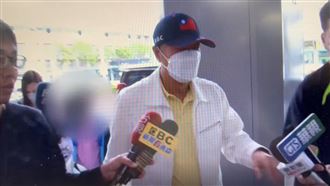 郭台銘現身機場：對不起台灣人民努力不夠