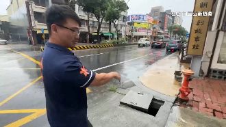 豪雨沖走消防水袋　隊員不慎踩空卡溝腳傷