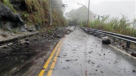 午後大雨阿里山公路落石  交通一度中斷（1）受鋒面影響，嘉義縣山區19日下午下起滂沱大雨，阿里山公路69.3公里處落石不斷，一度中斷交通。（阿里山工務段提供）中央社記者黃國芳傳真  112年5月19日
