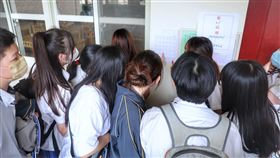 國中會考將舉行  考生看考場（3）112年國中教育會考將登場，19日下午開放考生提前查看考場，台北市成功高中考場有許多學生圍在教室門口張貼的試場資訊前查閱。中央社記者王飛華攝  112年5月19日