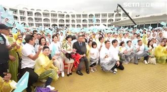 記者會下暴雨！柯文哲被淋成落湯雞喊這句