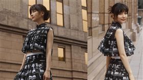 黑嘉嘉為服裝拍攝宣傳照，不慎迎風上衣微掀腰際看光。（圖／翻攝自黑嘉嘉 Joanne Missingham臉書）