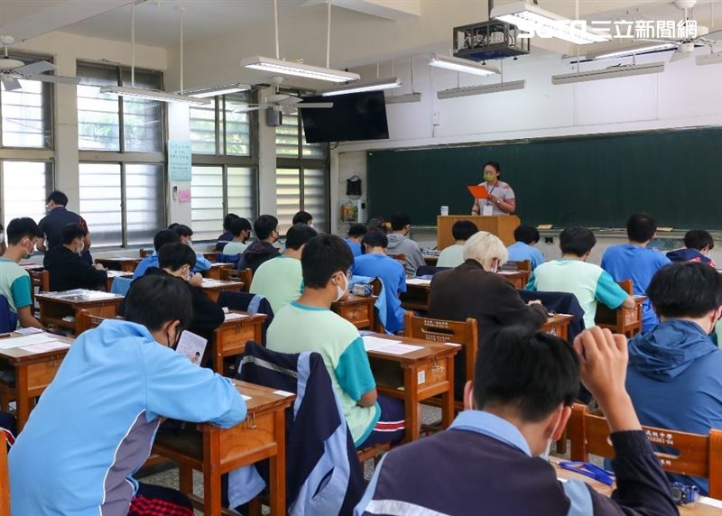 會考寫作測驗疑撞題！試委會：方向不同