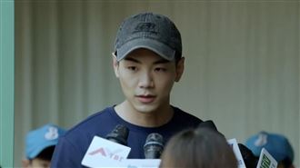 職棒投手捲性侵案　扶她離開MTV畫面流出