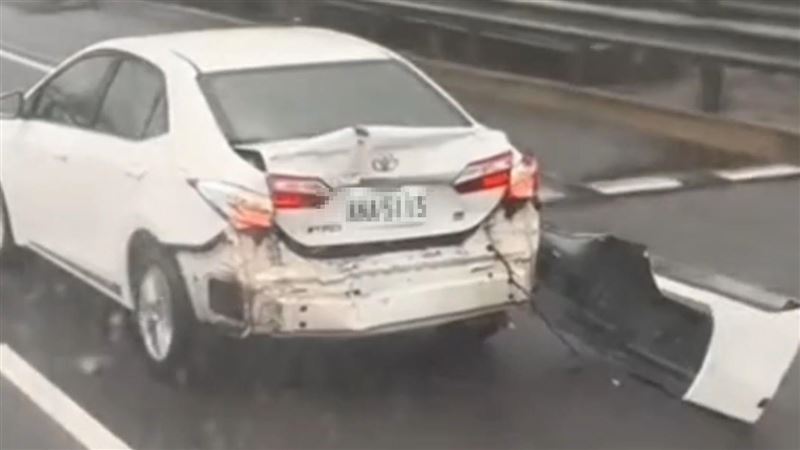 轎車「車尾撞爛」勇闖國道：還拖著保險桿