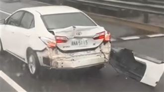 轎車「車尾撞爛」勇闖國道：還拖著保險桿