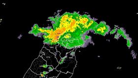 粉專《台灣颱風論壇｜天氣特急》提醒，台北、桃園有持續性雨勢，尤其沿海地區有大雨、雷擊。（圖／翻攝自台灣颱風論壇｜天氣特急臉書粉專）