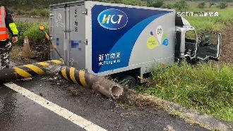 貨車撞斷電桿！電線垂落...騎士行經慘摔