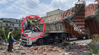 驚！貨櫃車撞倒牌樓重壓車頂　1骨折1不治