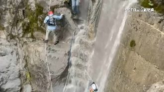 路塌成水瀑布　阿里山眠月線20登山客受困