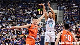 ▲PLG季後賽首戰臺北富邦勇士迎戰桃園璞園領航猿，勇士林志傑跳投。（圖／記者劉彥池攝影）