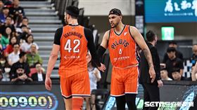 ▲PLG季後賽首戰臺北富邦勇士迎戰桃園璞園領航猿，領航猿洋將艾爾斯第一節攻下12分。（圖／記者劉彥池攝影）