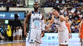 ▲PLG季後賽首戰臺北富邦勇士迎戰桃園璞園領航猿，勇士石博恩罰球。（圖／記者劉彥池攝影）