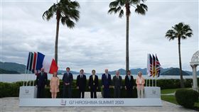 G7峰會首度發表經濟安保領袖聲明 暗批中國經濟脅迫日本主辦的七大工業國集團（G7）峰會正在廣島舉行，第2天討論「經濟安全保障」議題，首度發表經濟安保領袖聲明，內容指出對於「經濟脅迫」深感憂慮。日媒指出，這是暗批中國。圖為G7峰會主會場格蘭王子大飯店前。（日本外務省提供）中央社記者楊明珠廣島傳真  112年5月20日