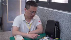 為鼓勵女兒  男重拾書本參加國中會考112年國中教育會考20日登場，從事保險業的黃錦榮（圖）為鼓勵在彰化彰興國中就讀二年級的女兒黃苡筑，特別報名參加今年國中會考；黃錦榮表示，參加高中聯考已是30多年前的事情，這次為了考給女兒看，因此再度踏入考場。（民眾提供）中央社記者吳哲豪傳真  112年5月20日