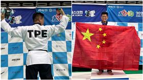 台灣跆拳道選手李東憲在亞太壯年運動會跆拳道拿下銅牌後，在頒獎台高舉中國五星旗，圖翻攝自微博