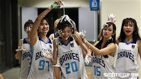 ▲Fubon Angels潔米生日被砸派。（圖／記者劉彥池攝影）