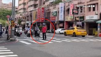 獨／燈號改變　騎士耐心等拐杖翁過馬路