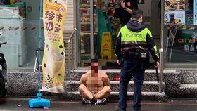 桃園男失控大鬧超商（2）桃園市28歲朱姓男子（前左）20日不明原因在超商內發狂，警方獲報到場處理還遭朱男攻擊受傷。朱男經壓制後已先送醫，經確認朱男沒有飲酒，訊後將依毀損、傷害、妨害公務等罪嫌移送偵辦。（翻攝照片） 中央社記者葉臻傳真  112年5月20日