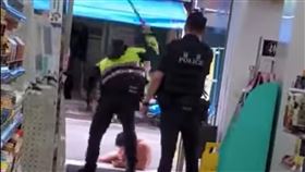 大鬧超商男被制伏後遭警揮打  外界質疑執法過當桃園市朱姓男子20日在一家超商內突然情緒失控發狂，還一度攻擊員警致傷，不過遭攻擊員警在朱男被制伏且無攻擊行為後仍持警棍朝他連續揮擊，畫面流出引發議論，外界質疑警方執法過當。（翻攝照片）中央社記者葉臻傳真 112年5月20日