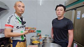 感念台灣311伸援  日人鐵馬環台義煮助弱勢感念台灣對日本311大地震伸出援手的小笠原魂美（左）自2012年起年年騎鐵馬環台並幫助弱勢，19日和同伴鈴木仁史（右）到台南東區恩友中心義煮咖哩飯。中央社記者張榮祥台南攝  112年5月20日