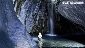 屏東縣飛龍瀑布溪水暴漲造成4人失蹤、1人死亡的慘劇。（圖／翻攝畫面）