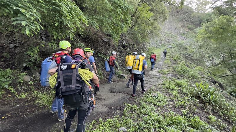 屏東大雨10人受困飛龍瀑布　搜救進度曝光
