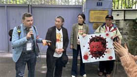 中國駐日內瓦辦事處前舉「習病毒」WHA宣達團團長張宗達（右1）、吳欣岱（右2）、史書華（左2）、波蘭YouTuber斯坦（左1）20日下午至中國駐日內瓦辦事處和平抗議並演出行動劇，向台灣無法入聯的主因表達想法。（台灣佇遮計畫提供）中央社記者曾婷瑄日內瓦傳真  112年5月21日