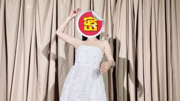 鋼琴網紅短裙配黑絲演奏…師：爽到別人！