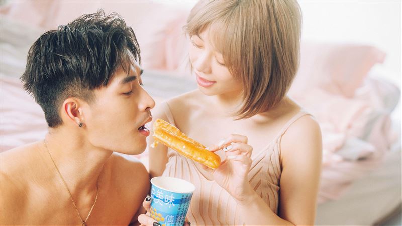 MV驚見「謎片內容」裸身餵食秀險遭黃標